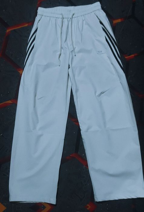 Белые спортивные штаны