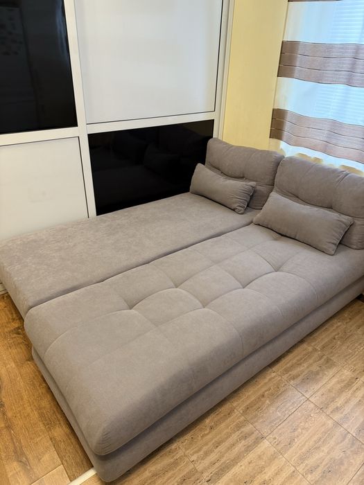 Разтегателен диван + възглавници