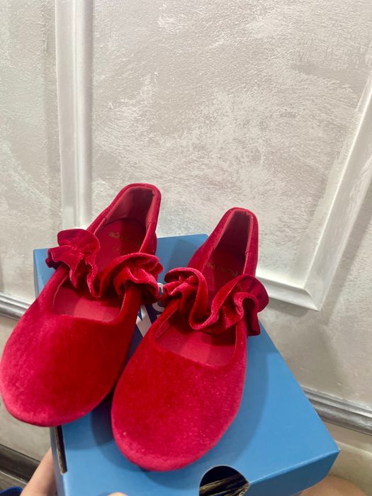 Pantofi roșii și negri mărimea 31 amândouă