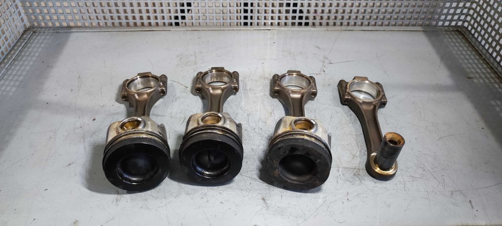 Piston volkswagen vw passat golf 1.6 tdi E6 cod motor CRK