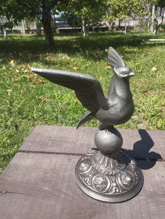 Метална статуетка птица