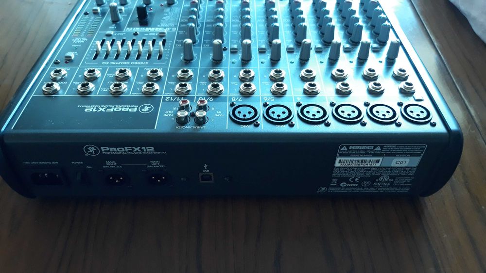 Продавам професионален 12-канален миксер Mackie ProFX12 с USB