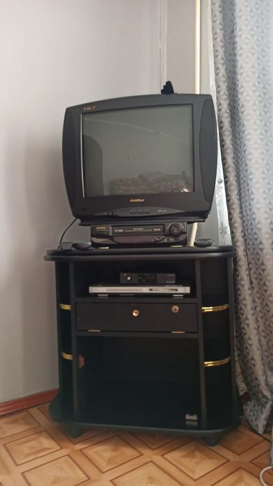 Телевизор с подставкой