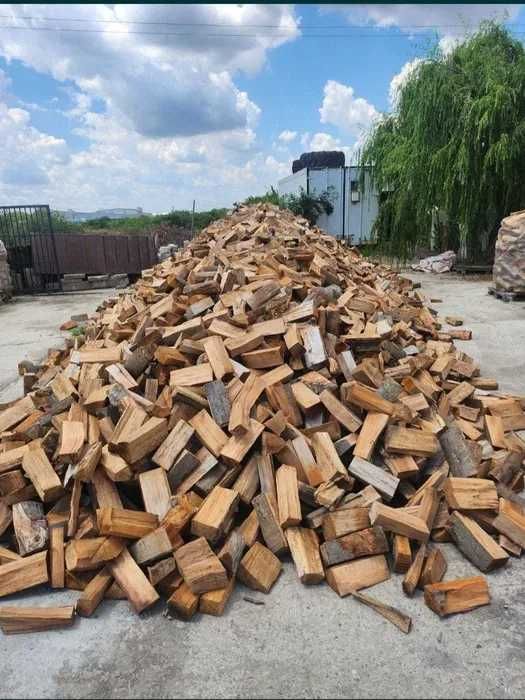 Lemne de foc în ofertă – prețuri avantajoase la palet și tonă
