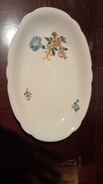 Продам сервировочную тарелку, старинный немецкий фарфор фирма Кахла