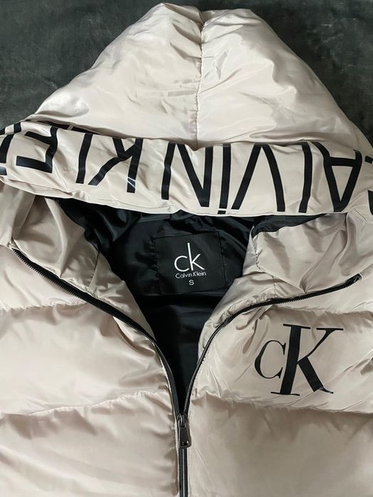Vând vesta noua de bărbați Calvin Klein