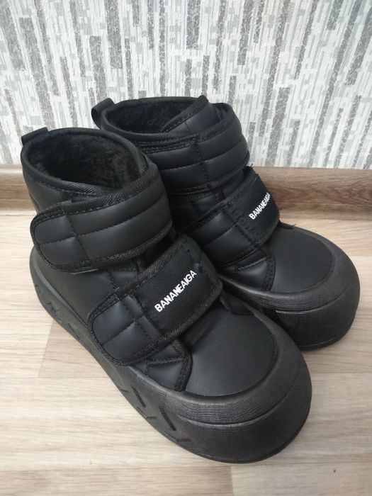 Продам новые женские ботинки