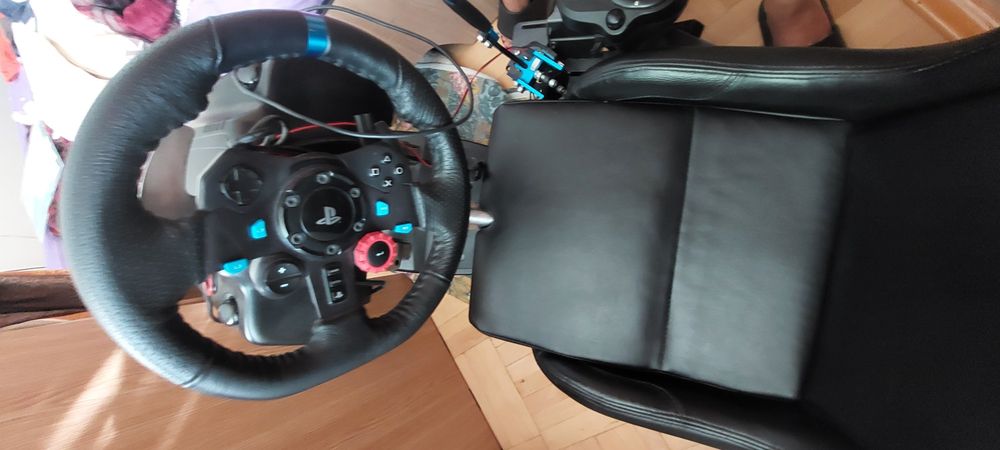 Vând scaun  si volan PS4