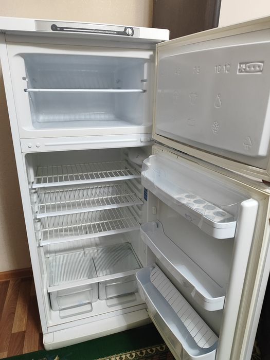 Холодильник Indesit — рабочий, недорого