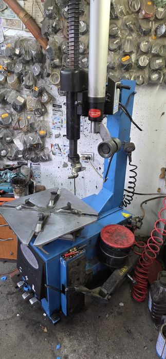 Машина Монтаж демонтаж на гуми  950 евро