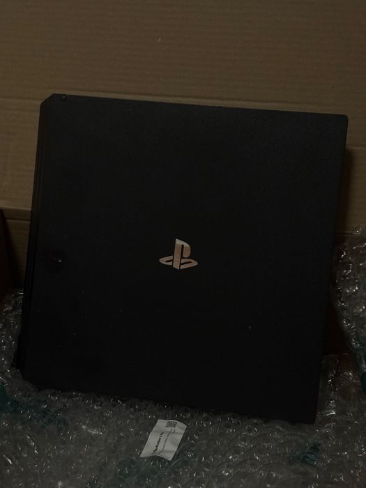 PlayStation 4 Pro 1TB – Negru + manetă compatibilă