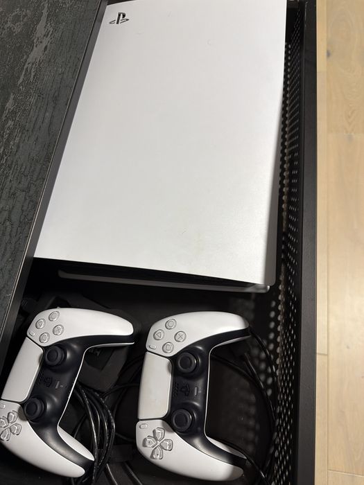 Închiriere PlayStation 5 Arad – consolă + 2 controllere + jocuri