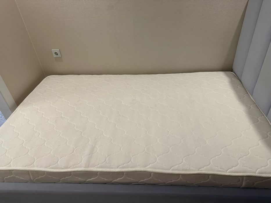 Продам кровать с матрасом .