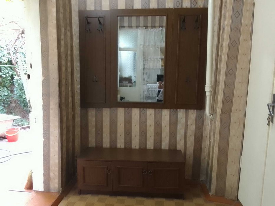 Прихожка немецкая из двух вешалок ,зеркала и комода для обуви.