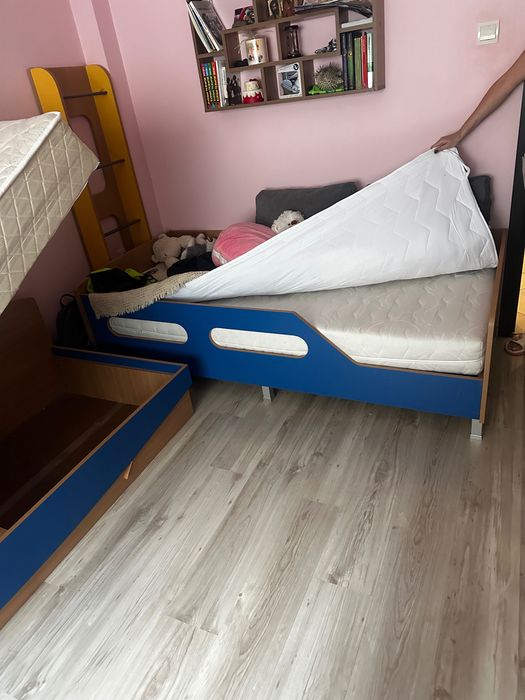 Двуетажно детско легло с матраци и гардероб