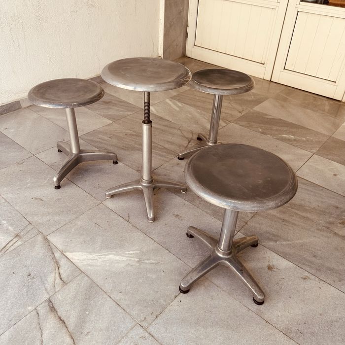 Винтидж индустриални метални табуретки / помощни масички