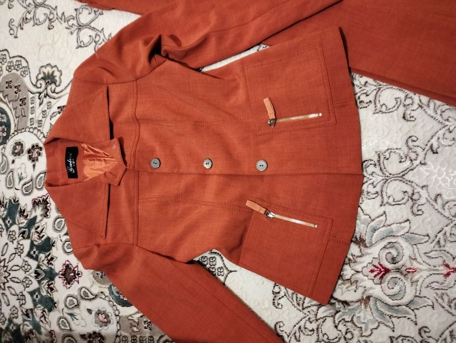 Продам костюмы с броюками