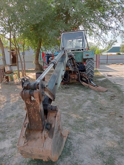 Трактор ЮМЗ экскаватор