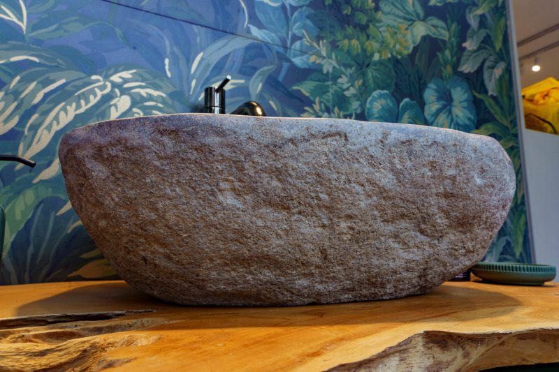 Ръчно изработена мивка от речен камък