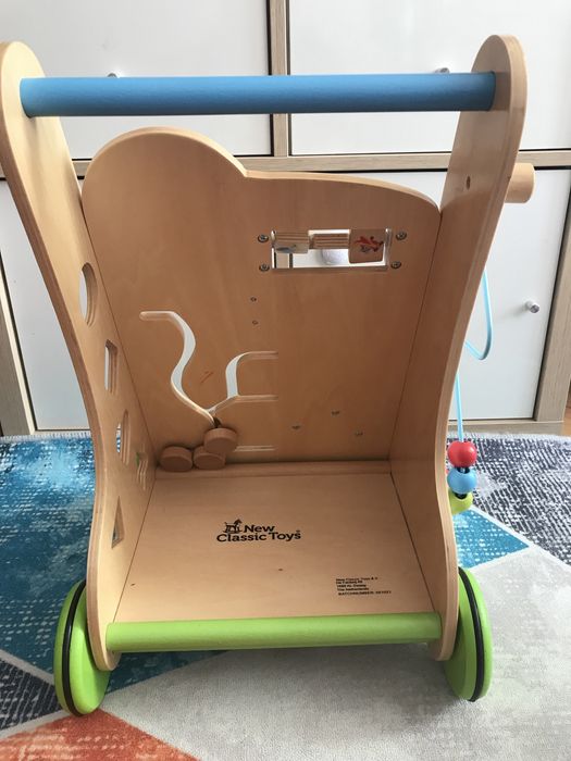 Дървен уокър за прохождане на бебе