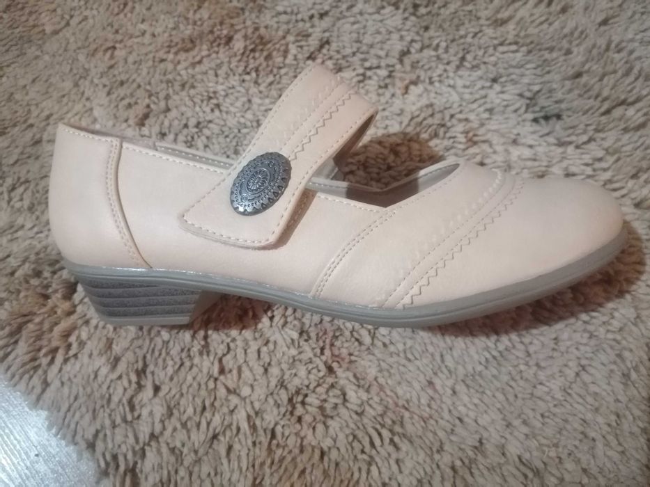 Обувки чисто нови