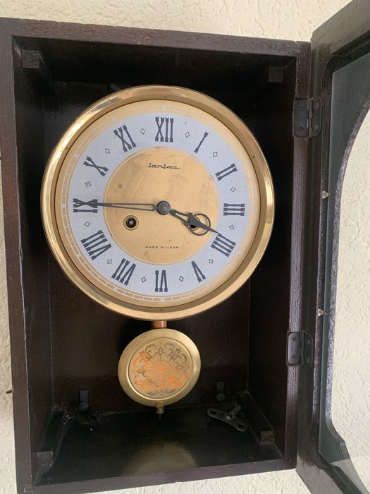 Часы настеные Янтарь с боем