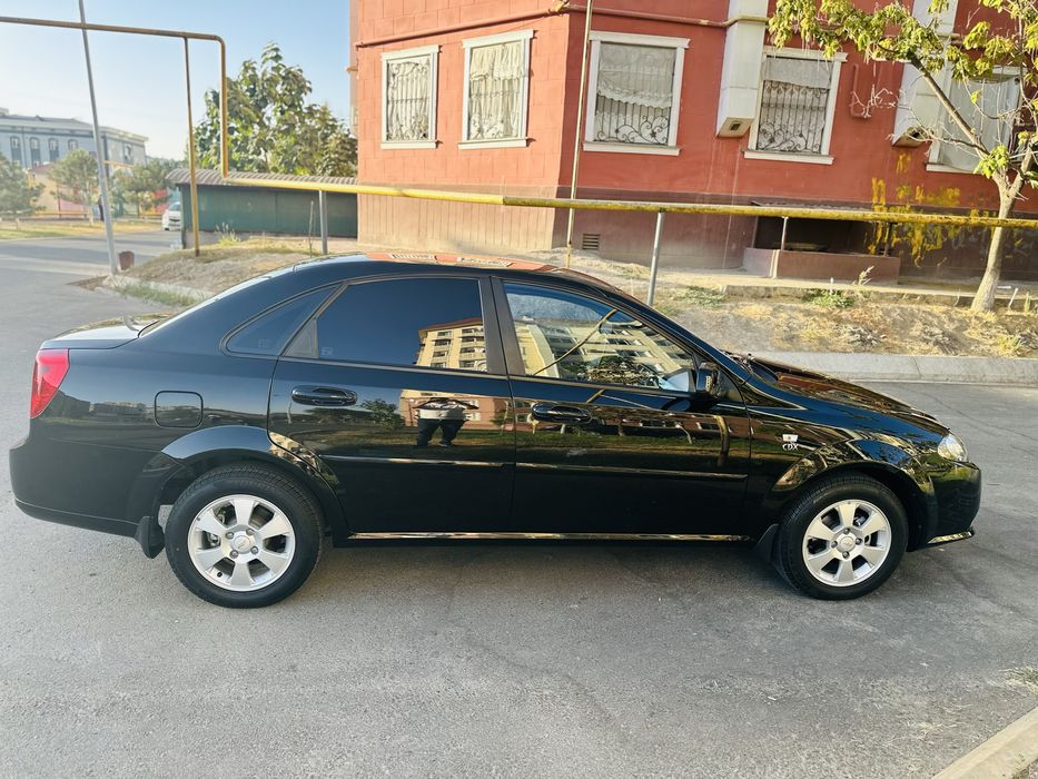 Srochna Gentra qora 2023 holati yahshi kraskasi toza bez lyuk