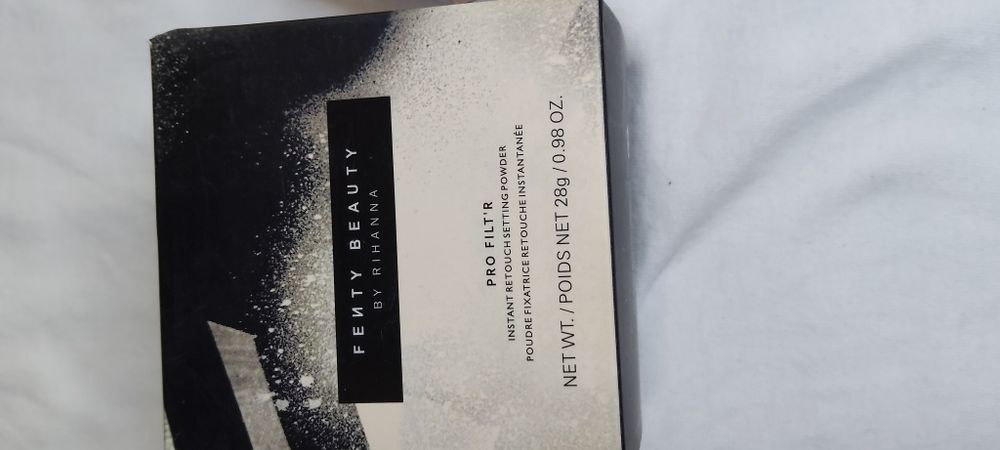 Pudra de fixare Fenty Beauty by Rihanna Pro Filt'r Instant Retouch.