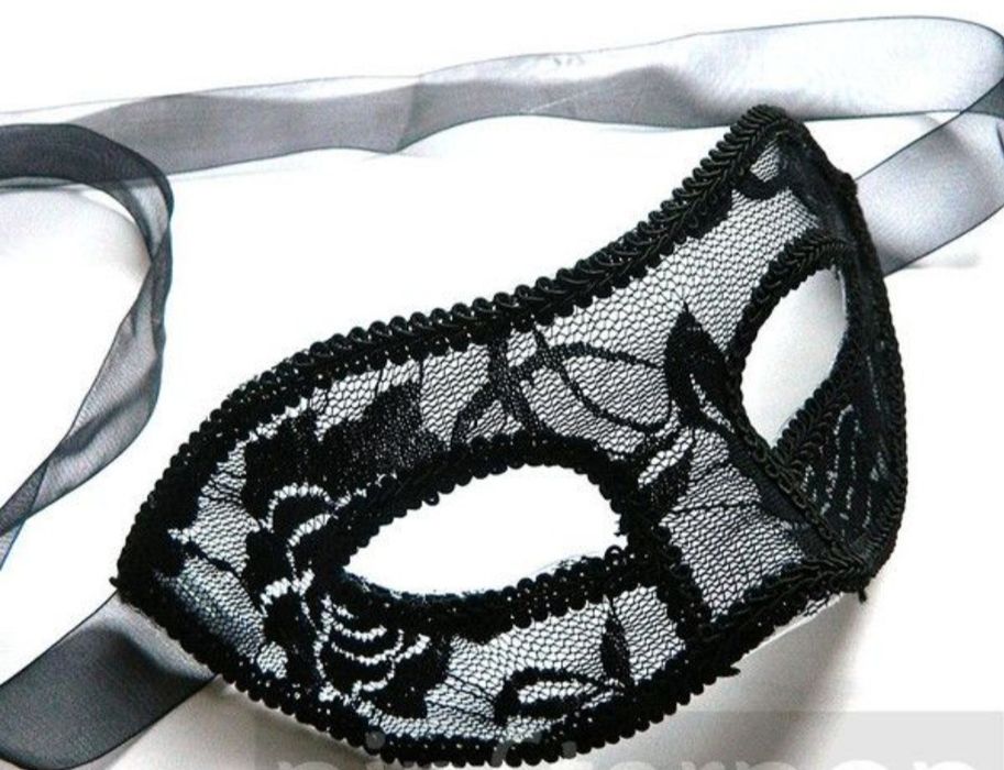 Элегантная карнавальная маска для женщин