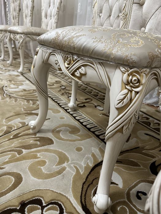 Стол және стулья сатылады