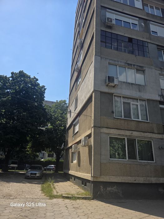 Двустаен срещу бар.Ензо