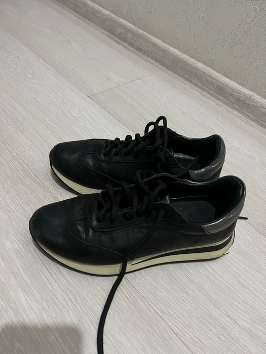 Продам кроссовки натуральная кожа