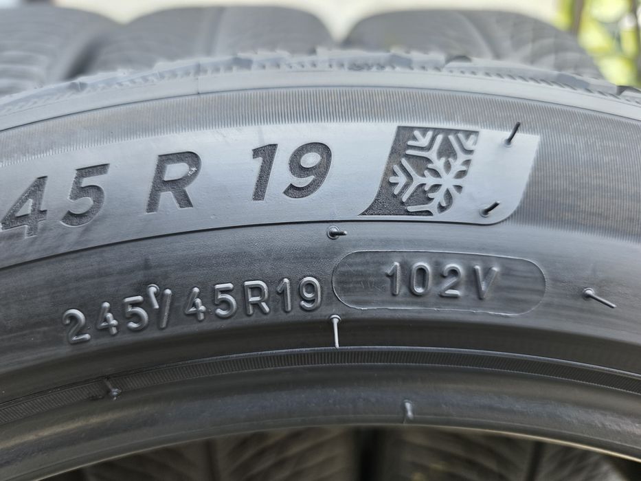 Vand patru anvelope de iarna michelin 245 45 19dot 2722