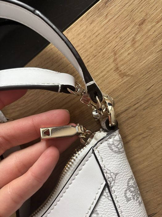 Guess бяла чанта