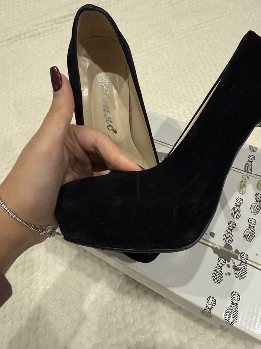 Черни високи токчета с платформа- велур, 36 номер