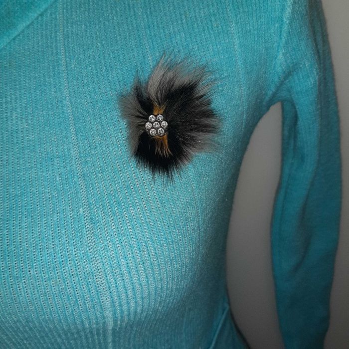 Pulover bleu cu brosa cu blanita si cordon cu catarama office