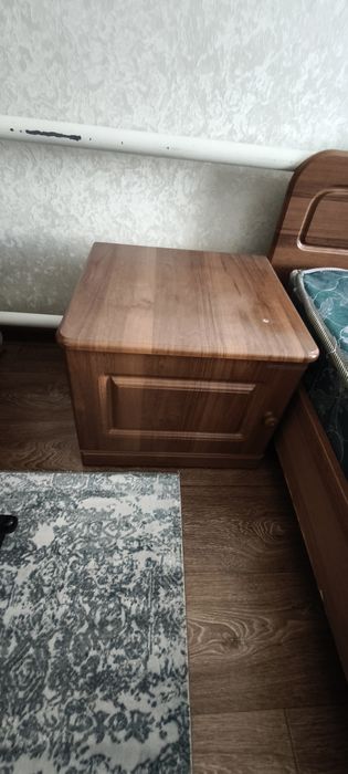 Кроват с тумбами.