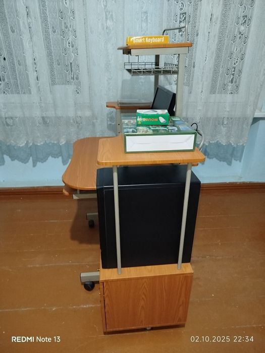 Компьютерный стол с надстройкой и полкой для системного блока !