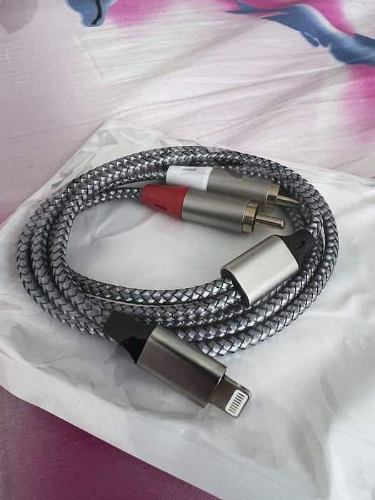 Кабел за  слушане от външен източник- за  Iphone