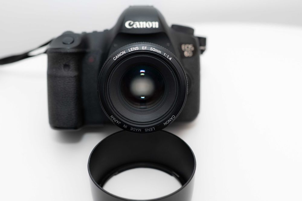 Kit foto Canon DSLR + obiectiv 50mm + blitz Yongnuo