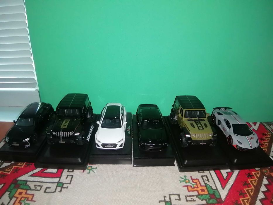 Метални колички с отварящи се врати,работещи фарове и звук от двигател