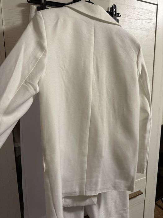 Дамски костюм в бяло Л/ХЛ овърсайз