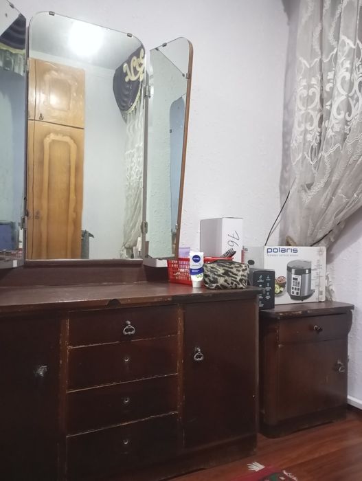 Диван. Тремо. Тумбочка . Эман  дарахтидан ясалган.