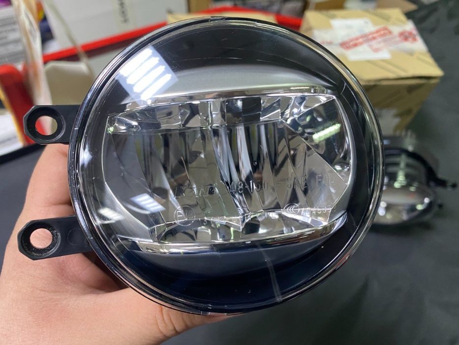 Фары противотуманные Toyota Lexus LED новые оригинал туманки