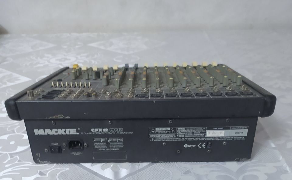 Микшерный пульт Mackie cfx12