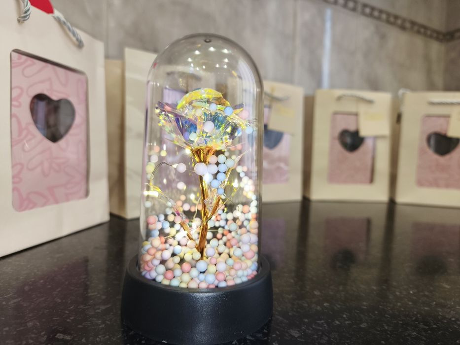 Роза в колбе отличный подарок !!