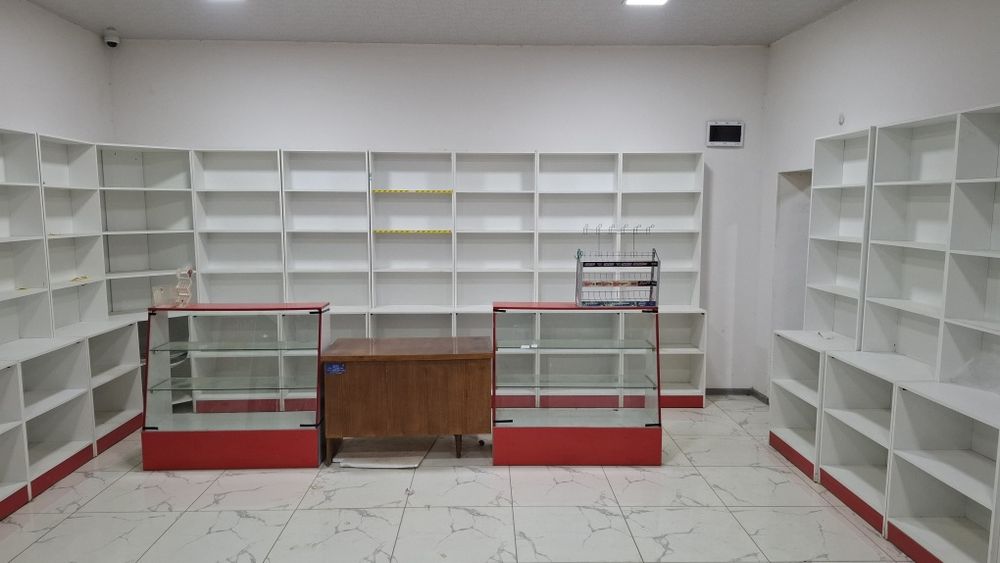 Продаётся комплект магазинных полок с тремя витринами.