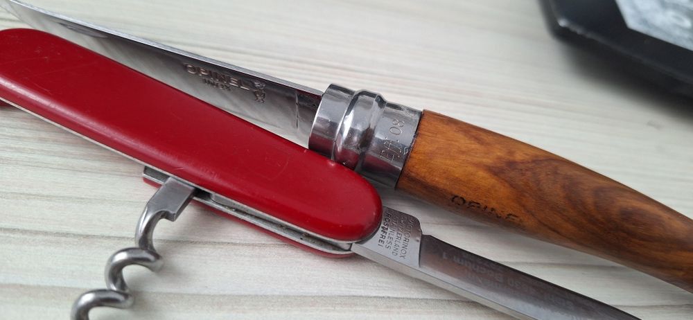 Briceag Opinel no. 8 si Victorinox