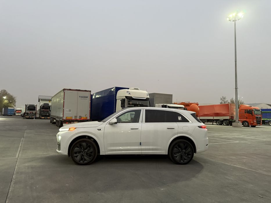 Li 7 Ultra oq kuzov oranjiviy salon 2025.11 bez prabeg garantiya bor