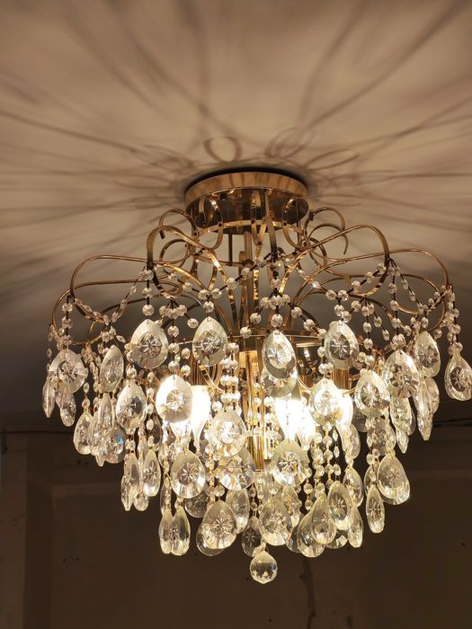 Продам люстрю в зал